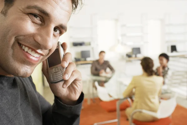 Affärsman med mobiltelefon — Stockfoto