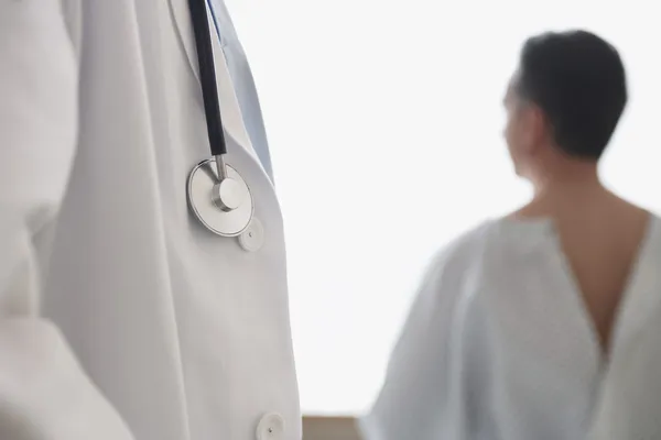 Médico com paciente no hospital — Fotografia de Stock