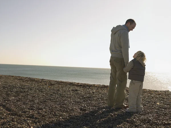 Père et fils sur la plage — Photo