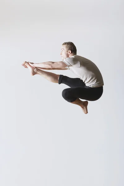 Ballet dancer leaping in mid-air — Stock Photo, Image