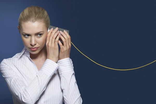 Frau hört Blechdose telefonieren — Stockfoto