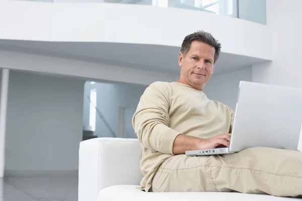 Mann benutzt Laptop — Stockfoto