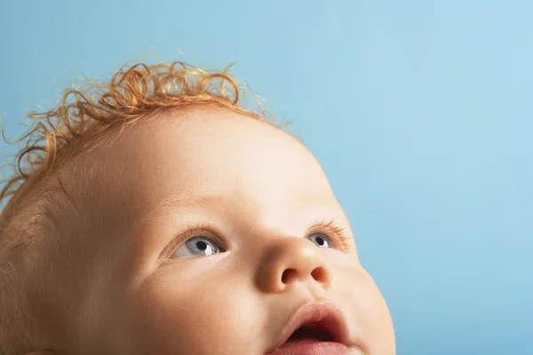 Bambino dai capelli rossi alzando gli occhi — Foto Stock