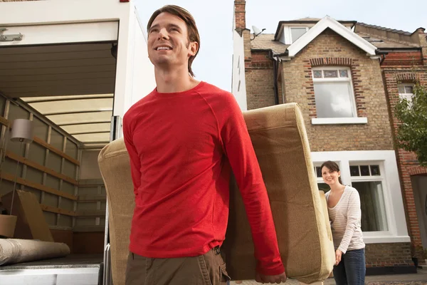 Moving Couple Carrying Sofa — Stock Photo, Image