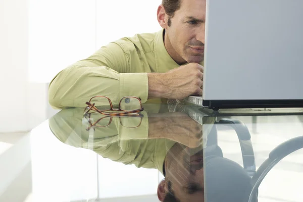 Uomo d'affari utilizzando il computer portatile in ufficio — Foto Stock