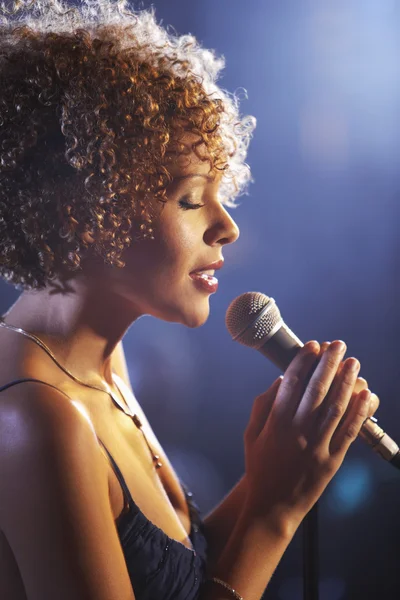 Cantante de Jazz Actuando — Foto de Stock