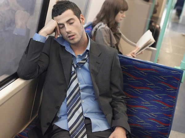 Cansado Empresário dormindo no trem — Fotografia de Stock