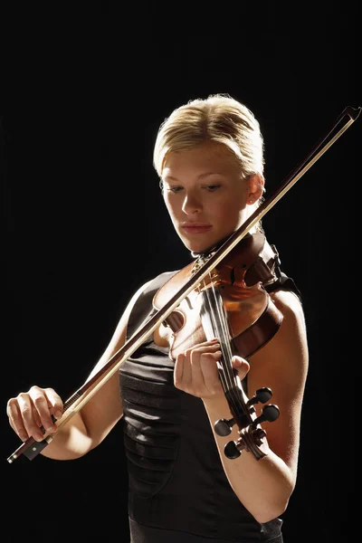 Kvinna spelar violin — Stockfoto