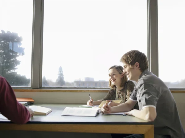 Studenten in de leeszaal — Stockfoto