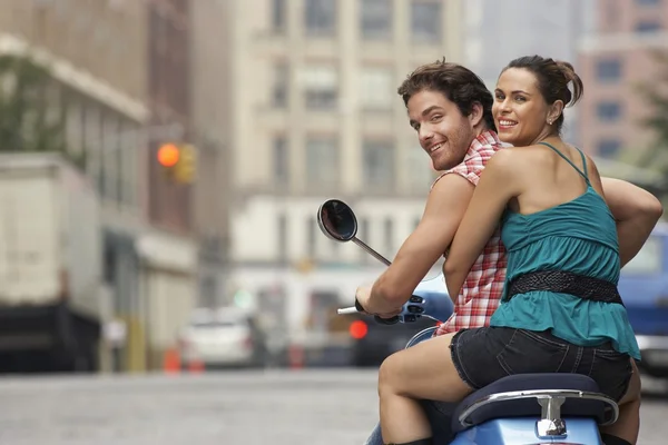 Feliz casal equitação no moped — Fotografia de Stock