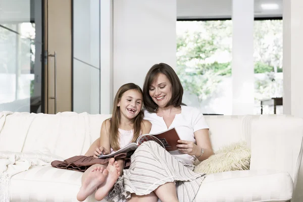 Mutter und Tochter lesen Buch — Stockfoto