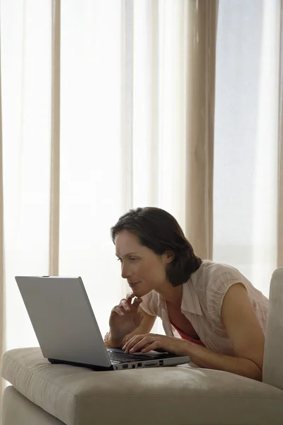 Frau benutzt Laptop — Stockfoto