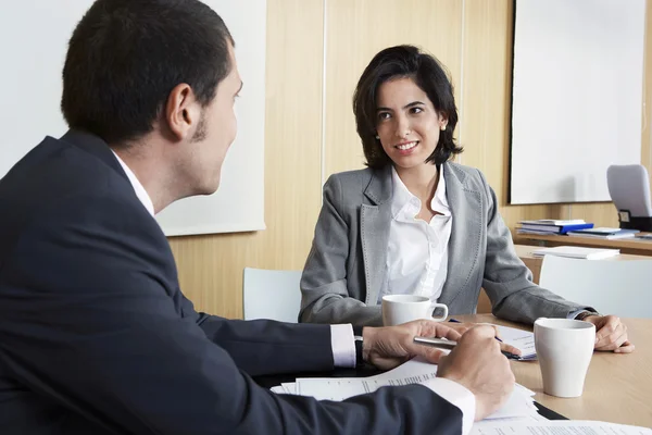 Ondernemers met vergadering in kantoor — Stockfoto