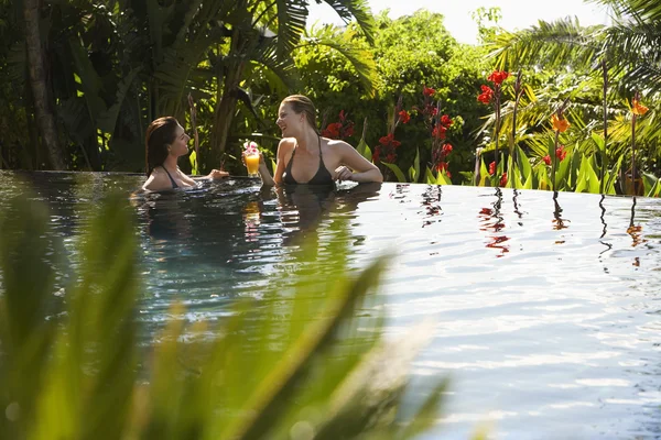 Mujeres jóvenes en la piscina — Foto de Stock