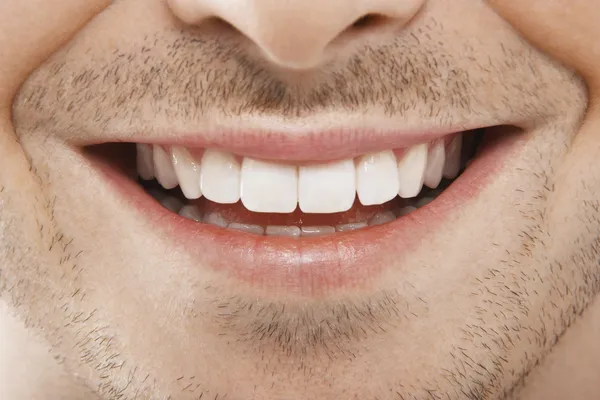 Boca de homem sorrindo — Fotografia de Stock