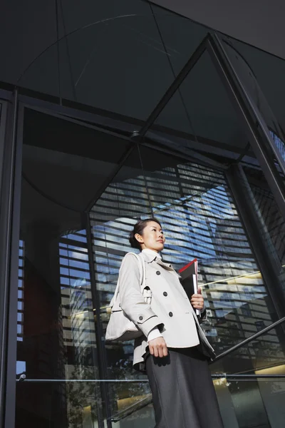 Mujer portando cuadernos — Foto de Stock