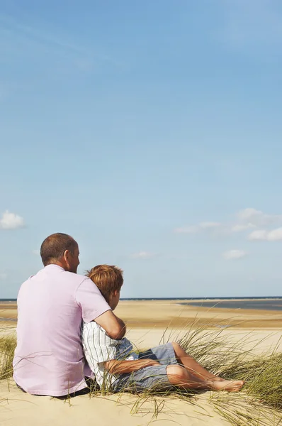 Pai e Filho olhando para a praia — Fotografia de Stock