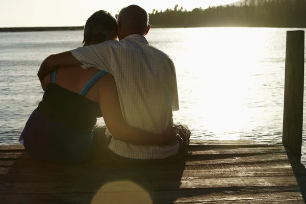 Senior couple on dock by lake — Stock Photo, Image