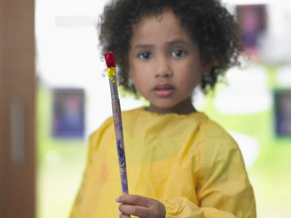 Κοριτσάκι που κρατάει βούρτσα χρωμάτων — Φωτογραφία Αρχείου