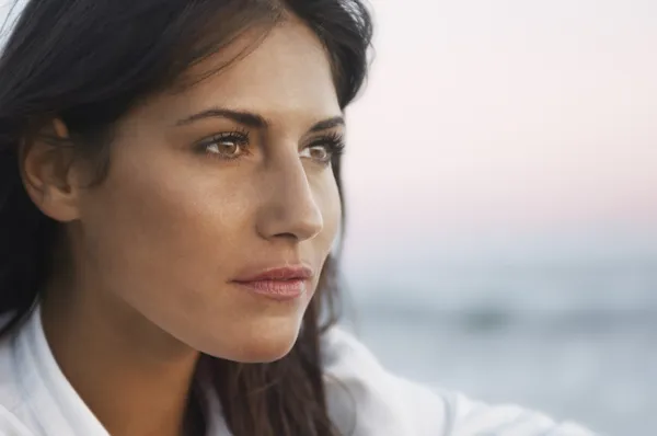 Vrouw op zoek op zee — Stockfoto