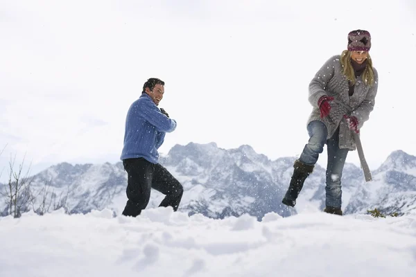 Casal brincando na neve — Fotografia de Stock