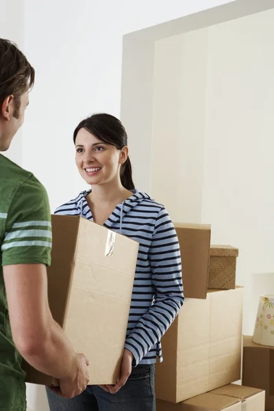 Couple carrying cardboard box — Stock Photo, Image