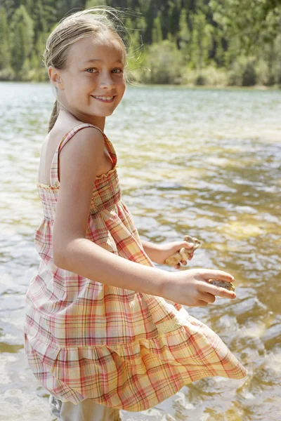 Κορίτσι παίζει δίπλα στη λίμνη — Φωτογραφία Αρχείου