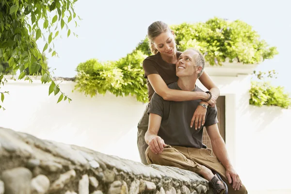 Pareja turística en muro de piedra —  Fotos de Stock