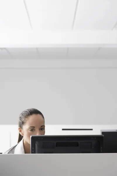 Trabalhadora de escritório do sexo feminino usando computador — Fotografia de Stock