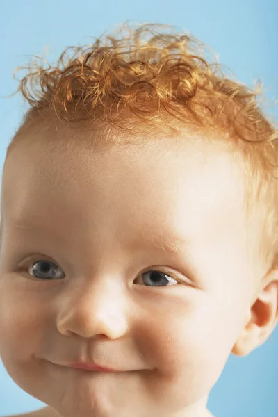 Bambino dai capelli rossi con labbra borchiate — Foto Stock