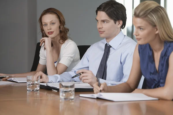 Επιχειρηματίες που κάθεται σε επαγγελματική συνάντηση — Φωτογραφία Αρχείου