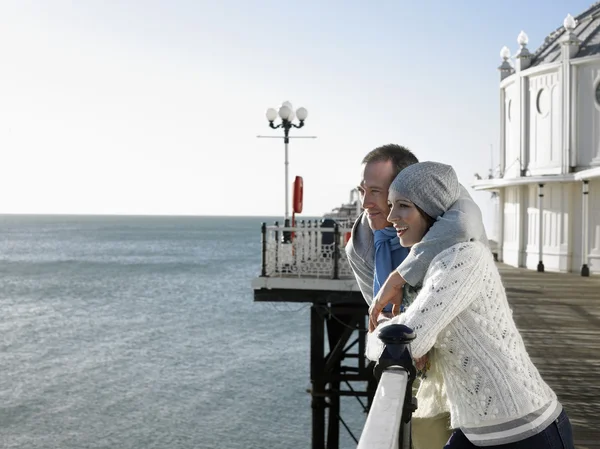 Couple debout sur jetée — Photo