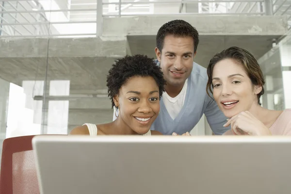 Uomini d'affari che usano laptop — Foto Stock