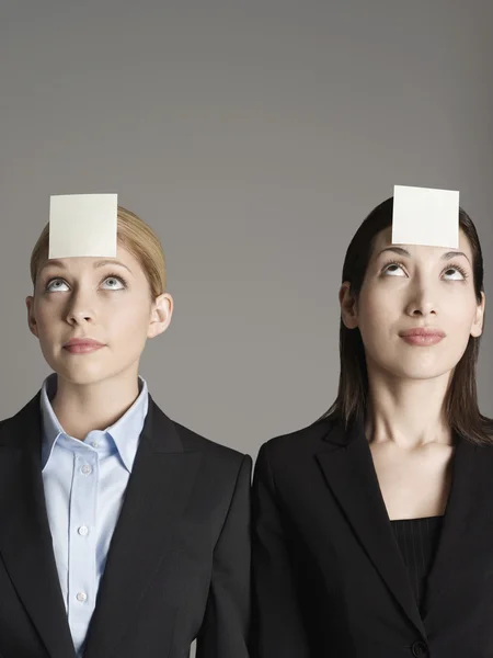 Büroangestellte mit Haftnotizen — Stockfoto