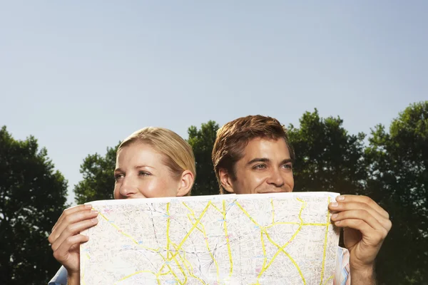 Lost couple holding map — Stock Photo, Image