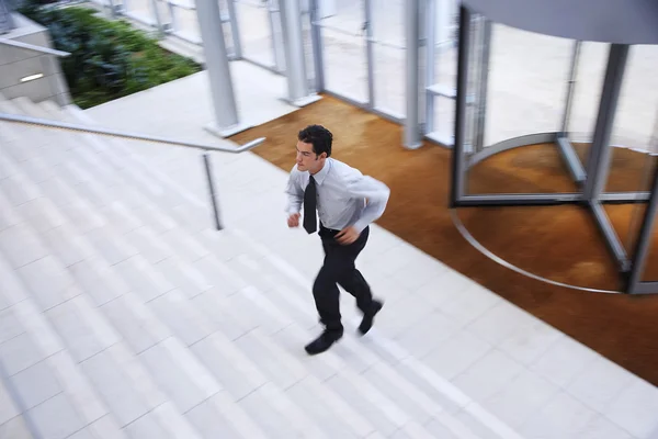 Empresario subiendo escaleras — Foto de Stock