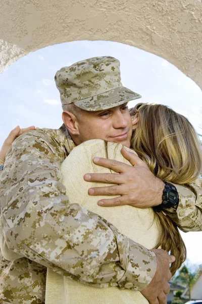 Στρατιώτης που αγκαλιάζει τη γυναίκα του — Φωτογραφία Αρχείου