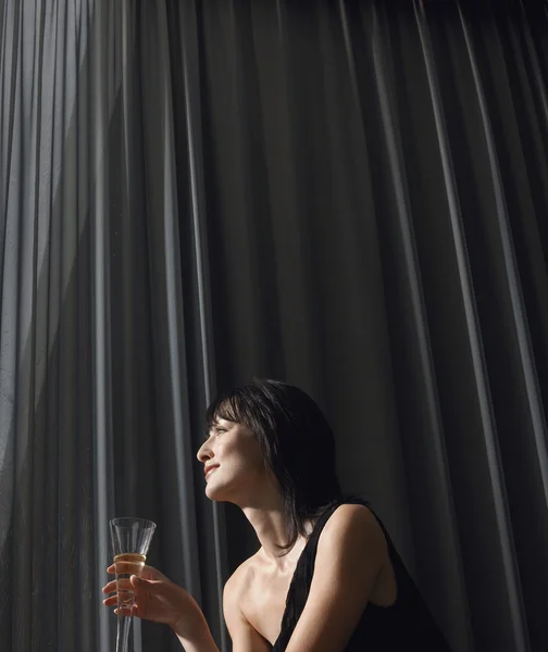 Frau mit Champagner — Stockfoto