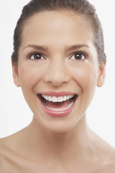 Jonge vrouw glimlachen — Stockfoto