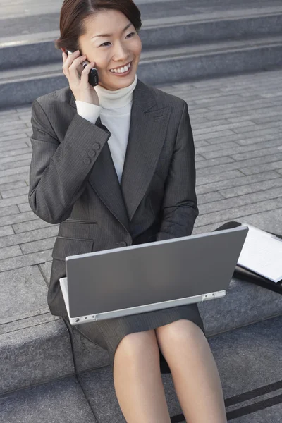 Femme d'affaires sur les étapes extérieures en utilisant un ordinateur portable — Photo