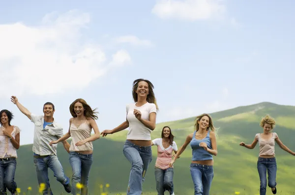 Grupo de amigos corriendo — Foto de Stock