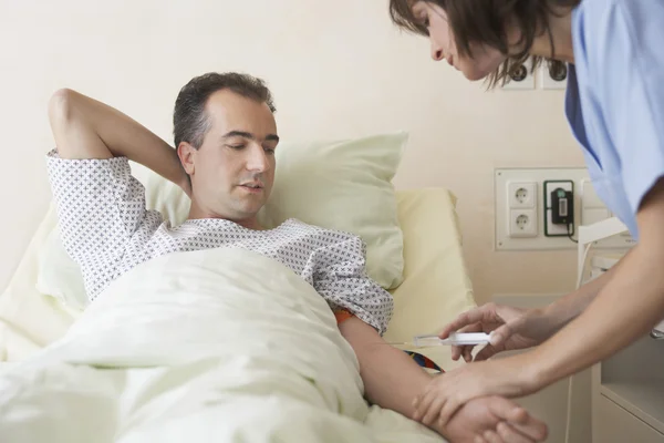 Enfermera que da la inyección del paciente — Foto de Stock