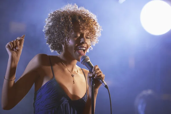 Jazz Singer Performing — Stock Photo, Image