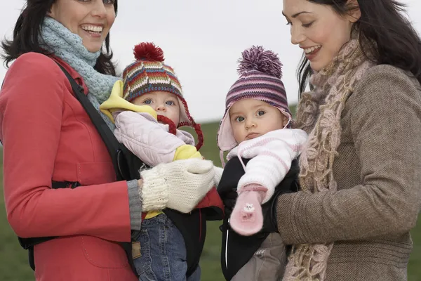 Moeders in park met baby 's — Stockfoto