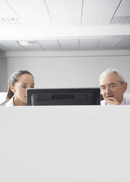 Trabalhadores de escritório olhando para o computador — Fotografia de Stock