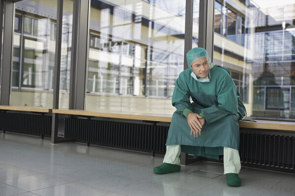 Врач в больничном коридоре
