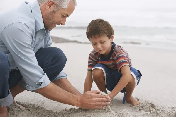 Vater und Sohn bauen Sandburg — Stockfoto