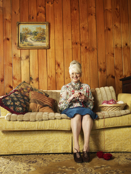 Senior woman  knitting — Stock Photo, Image