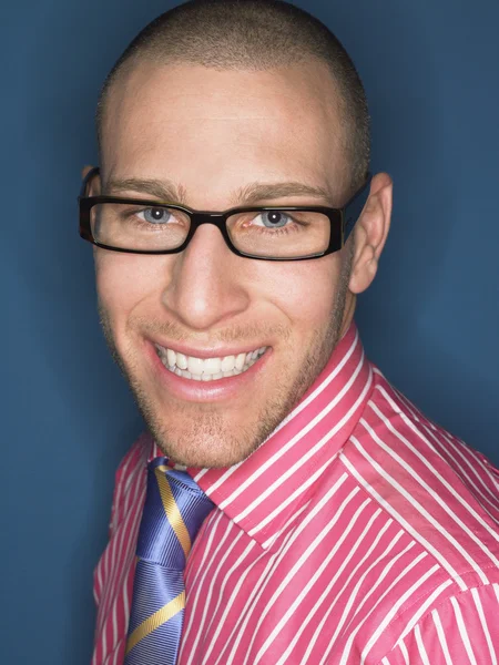 Mann mit Brille lächelt — Stockfoto
