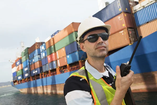 Homem usando walkie-talkie — Fotografia de Stock